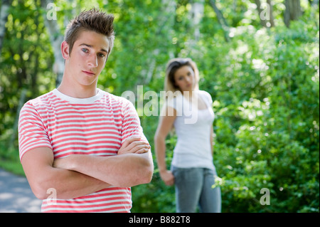 Un giovane impigliati nei giovani l amore Foto Stock