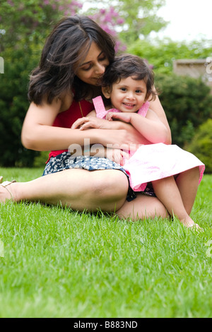 Una madre gioca con la figlia nel cortile posteriore Foto Stock