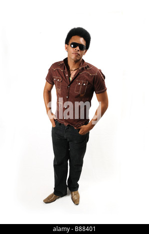 Ritratto di younf trendy ispanica africana man standing isolato su bianco Foto Stock