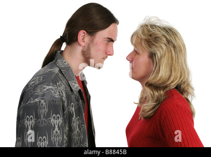 Una madre e suo figlio teen avente un confronto Foto Stock