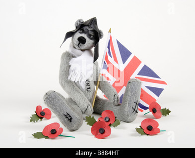 Orso fatti a mano con papaveri e union jack flag shot in studio Foto Stock