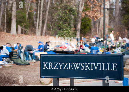 Gli studenti della Duke University camp fuori di fronte a Cameron Indoor Stadium prima di un duca contro UNC gioco di basket Foto Stock