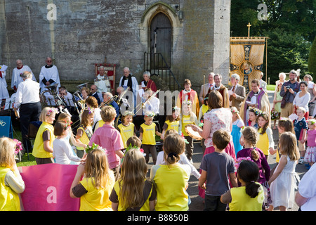 Brownie al ballo annuale Servizio di ritaglio a St Marys chiesa del Cotswold città di Painswick, Gloucestershire Foto Stock