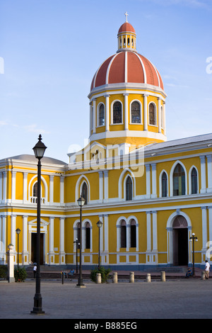 La facciata giallo chiaro della neoclassica Cattedrale di Granada o la Madonna della Cattedrale dell Assunzione a Granada, Nicaragua. Foto Stock