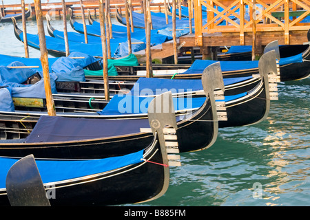 Close up dei dettagli delle gondole su un canale di Venezia Italia Foto Stock