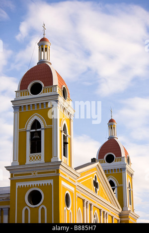 La facciata giallo chiaro della neoclassica Cattedrale di Granada o la Madonna della Cattedrale dell Assunzione a Granada, Nicaragua. Foto Stock