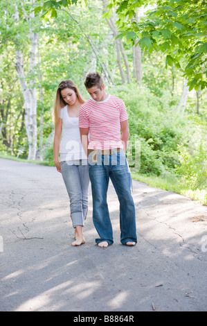 Un giovane impigliati nei giovani l amore Foto Stock