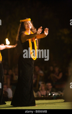 Ballerini presso la Old Lahaina Luau, Lahaina, Maui, Hawaii Foto Stock