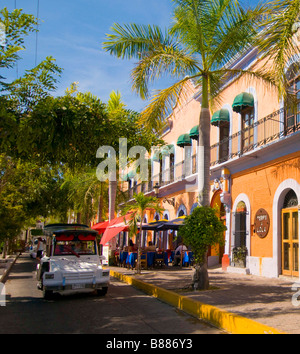 Messico SINOLA MEMBRO MAZATLAN color pastello caffetterie lungo la strada e il popolare ristorante Lola Pedro Plazuela Machado Old Mazatlan Foto Stock