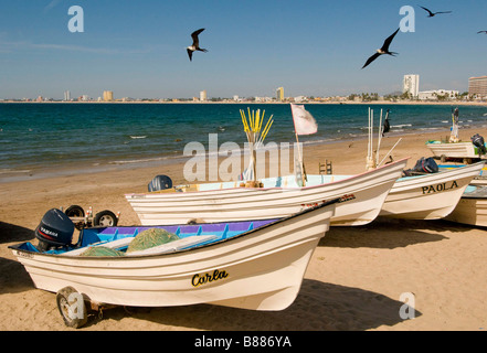 Messico SINOLA MEMBRO MAZATLAN vista panoramica di colorati di piccole barche da pesca e le fregate flying overhead. Olas Altas beach Foto Stock