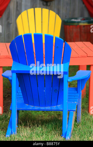 Vivacemente colorato in legno Sedie adirondack Foto Stock