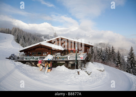 Heimalm chalet in legno ristorante accanto a piste da sci in località sciistica nelle Alpi austriache in inverno la neve. Rauris Austria Europa Foto Stock