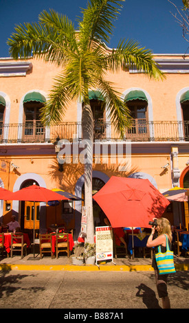 Messico SINOLA MEMBRO MAZATLAN Donna turistica prendendo una foto di color pastello Sidewalk Cafe Plaza Machado Old Mazatlan Foto Stock