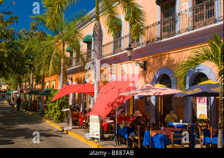 Messico SINOLA MEMBRO MAZATLAN color pastello edifici e caffetterie Plazua Machado Old Mazatlan Foto Stock