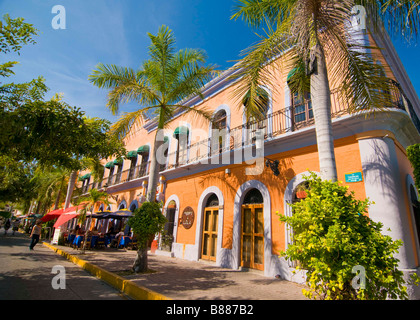 Messico SINOLA MEMBRO MAZATLAN color pastello caffetterie lungo la strada e il popolare ristorante Lola Pedro Plazuela Machado Old Mazatlan Foto Stock