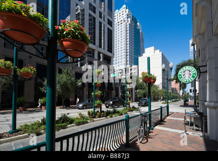 Starbucks Coffee shop on Orange Avenue all'intersezione con Jackson Street, il quartiere degli affari, il centro cittadino di Orlando, Florida Foto Stock