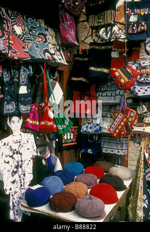 Cappelli, souvenir, borsette, mercato, shopping, negozio, negozio, Dali, nella provincia dello Yunnan in Cina e Asia Foto Stock