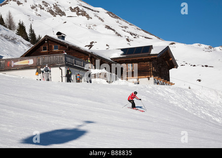 Rauris Austria Bergrestaurant chalet in legno accanto Rauriser Hochalmbahnen pedana in località sciistica nelle Alpi austriache in inverno la neve Foto Stock