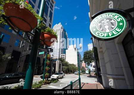 Starbucks Coffee shop on Orange Avenue all'intersezione con Jackson Street, il quartiere degli affari, il centro cittadino di Orlando, Florida Foto Stock