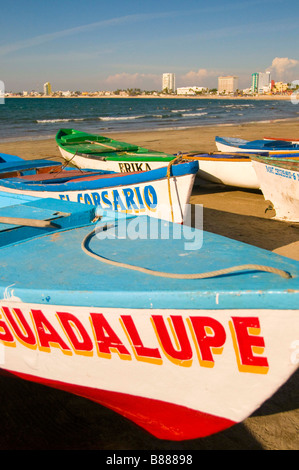 Messico SINOLA MEMBRO MAZATLAN vista panoramica di una colorata flotta di piccole barche da pesca sul Olas Altas spiaggia. Old Mazatlan Foto Stock