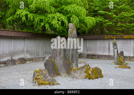 Woodinville, WA: rastrellata la sabbia e le pietre nel Giardino Zen del Santuario di Welch Foto Stock