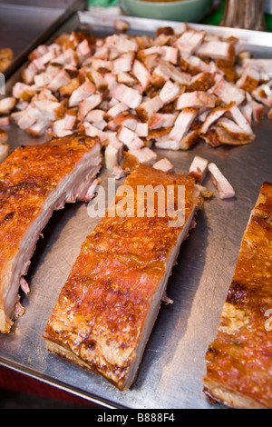 Arrosto di maiale di cibo o di stallo Tor Kor Market Bangkok Foto Stock