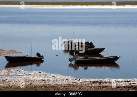 Barche da pesca attendere sul fiume Koyuk in Alaska. Foto Stock