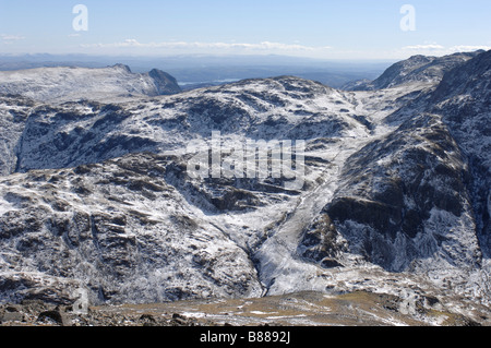 Coperta di neve Langdale Pikes sinistra e spolverata Tarn dal grande timpano Lake District inglese Cumbria Foto Stock