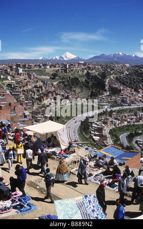 Giorno di mercato a El Alto, Mt Huayna Potosi (centro) e Mt Chacaltaya stazione (R) in background, La Paz, Bolivia Foto Stock