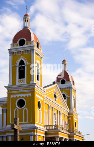 La facciata giallo chiaro della neoclassica Cattedrale di Granada o la Madonna della Cattedrale dell Assunzione a Granada, Nicaragua. Foto Stock