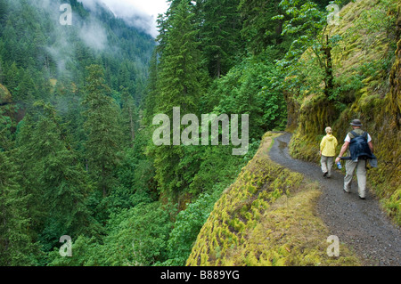 Escursionismo coppia su Eagle Creek Trail Columbia River Gorge Mount Hood National Forest Oregon Foto Stock