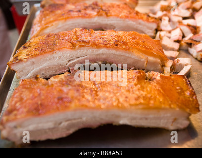 Arrosto di maiale di stallo di alimentare il mercato del fine settimana di Chatuchak Bangkok Foto Stock