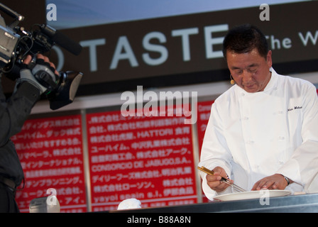 Lo Chef Nobuyuki Matsuhisa dà un discorso e dimostrazione a Tokyo il gusto: il summit mondiale di gastronomia 2009, 9 febbraio 2009. Foto Stock