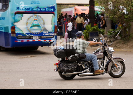 Uomo a cavallo di distanza sulla Harley Davidson al valico di frontiera di Peñas Blancas tra Nicaragua e Costa Rica. Foto Stock