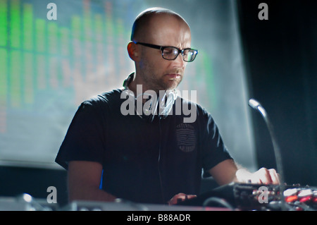 Moby (Richard Melville Hall) gira un DJ set al 9 30 Club di Washington DC. Foto Stock