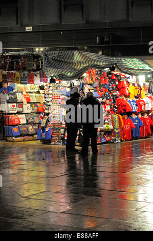 Pressione di stallo di souvenir in Oxford Street London Regno Unito Foto Stock