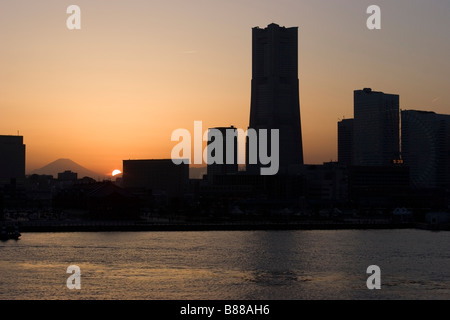 Un tramonto veduta dello skyline di Minato Mirai di Yokohama Giappone Foto Stock