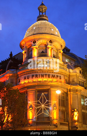 Parigi PRINTEMPS department store di notte Foto Stock