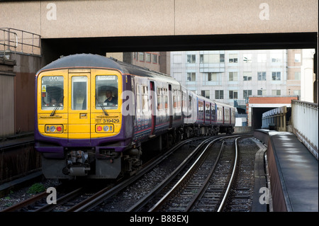 Il capitale di prima classe Connetti 319 treno Uscire Blackfriars stazione ferroviaria della città di Londra Inghilterra Foto Stock