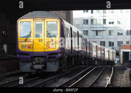 Il capitale di prima classe Connetti 319 treno Uscire Blackfriars stazione ferroviaria della città di Londra Inghilterra Foto Stock