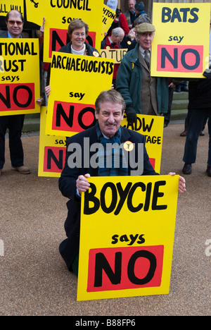 L'attore John Challis (Boycie di 'solo sciocchi e cavalli') protestando ad Hereford contro il vento di Reeves Hill sul confine di Powys / Herefordshire Foto Stock