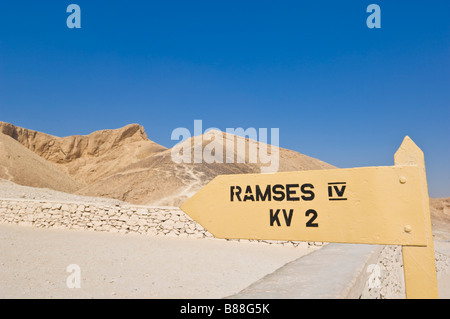 Ingresso alla tomba del faraone Ramses IV la Valle dei Re a ovest del fiume Nilo vicino a Luxor Egitto Medio Oriente Foto Stock