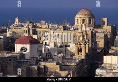 Sera vista sui tetti di La Valletta con la cupola della Chiesa del Gesu (a r.), Valletta, Malta Foto Stock