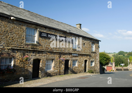 Hark a Bounty Inn un vecchio English Country Inn situato nel villaggio di Slaidburn Foto Stock