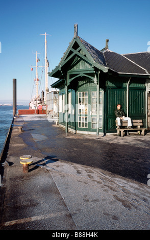 Feb 12, 2009 - Neumühlen ferry pier nella città tedesca di Amburgo. Foto Stock