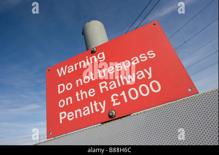 Stazione ferroviaria segno di avvertimento sulla east coast main line dichiarando non sconfinare sulla pena di Ferrovia 1000 libbre, Inghilterra Foto Stock