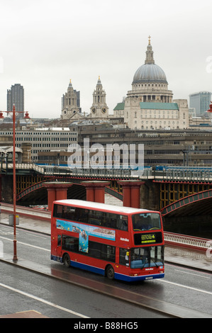 Double decker London bus crossing Blackfriars bridge in the city of London, England. Foto Stock