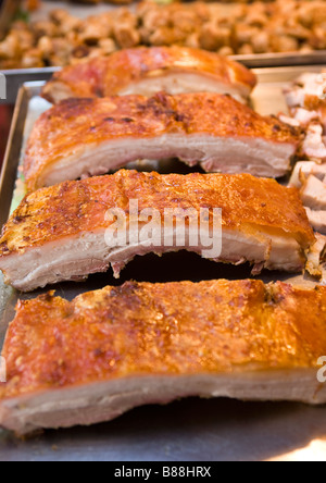 Arrosto di maiale di stallo di alimentare il mercato del fine settimana di Chatuchak Foto Stock