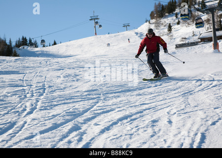 Rauris Austria in discesa sciatore sciare giù Rauriser Hochalmbahnen piste da sci piste da sci nelle Alpi austriache in inverno la neve Foto Stock