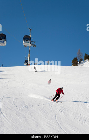 Rauris Austria in discesa sciatore sciare giù Rauriser Hochalmbahnen piste da sci piste da sci nelle Alpi austriache in inverno Foto Stock